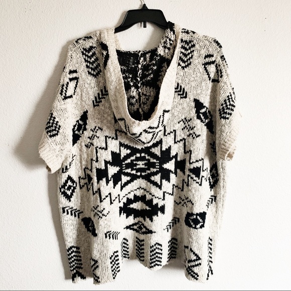 Forever 21 Aztec print poncho - Picture 2 of 5